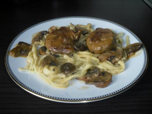 Poledwiczki w sosie pieczarkowym. Poledwiczki w sosie pieczarkowym.