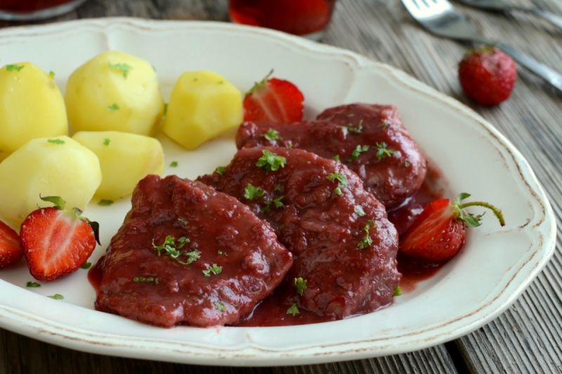 Polędwiczki w sosie truskawkowym Polędwiczki w sosie truskawkowym