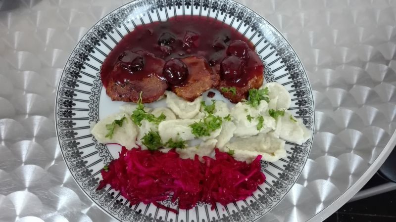 Polędwiczki w sosie wiśniowym z kluseczkami