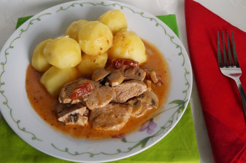 Polędwiczki w sosie z suszonymi pomidorami Polędwiczki w sosie z suszonymi pomidorami