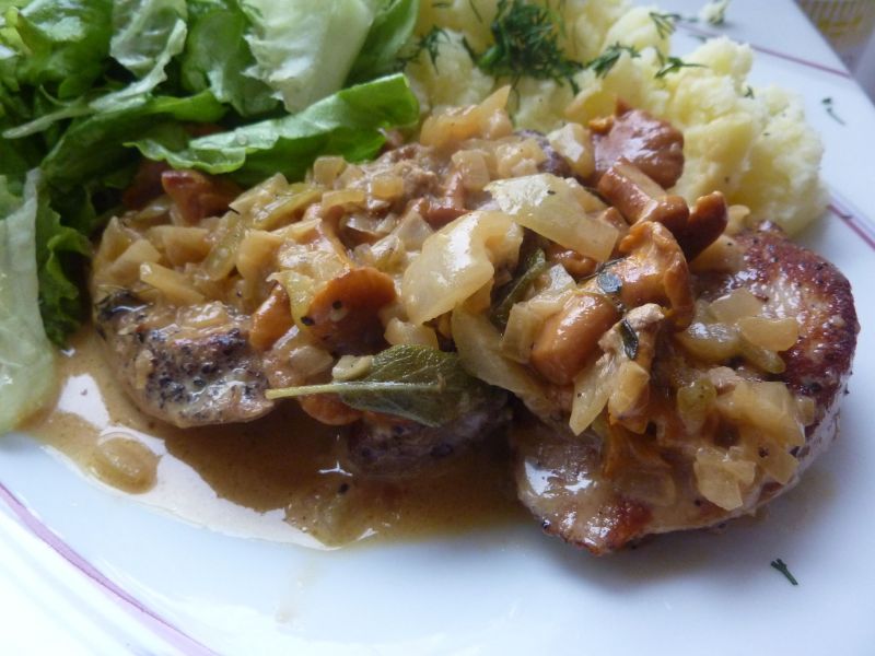 Polędwiczki wieprzowe w sosie śmietanowo-kurkowym Polędwiczki wieprzowe w sosie śmietanowo-kurkowym