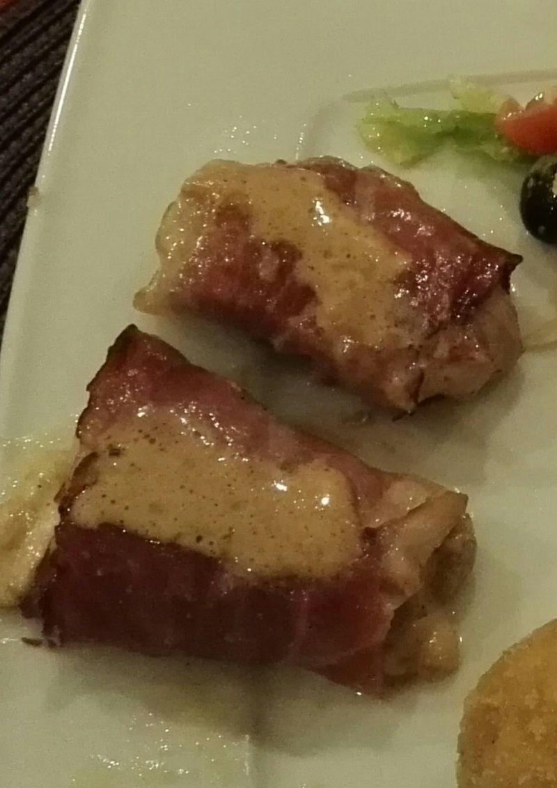 Polędwiczki wieprzowe w szynce parmeńskiej