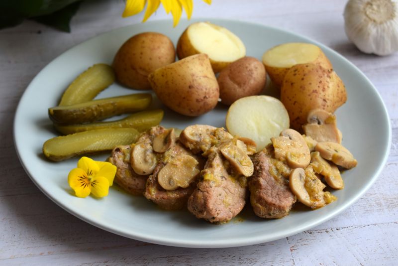 Polędwiczki wieprzowe z pieczarkami i porem Polędwiczki wieprzowe z pieczarkami i porem