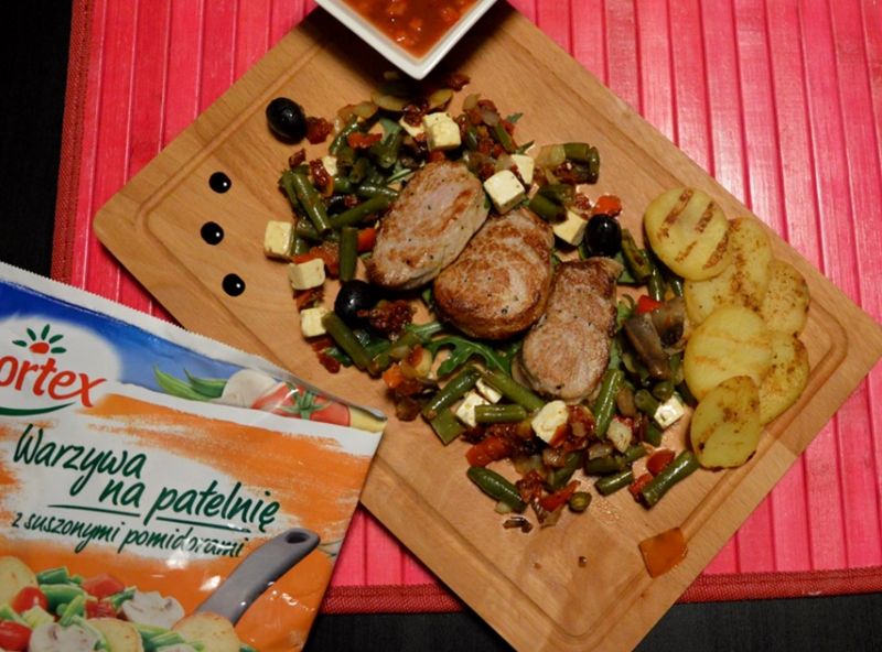 Polędwiczki wołowe z warzywami Hortex na desce Polędwiczki wołowe z warzywami Hortex na desce