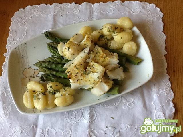 Polędwiczki z dorsza na szparagach