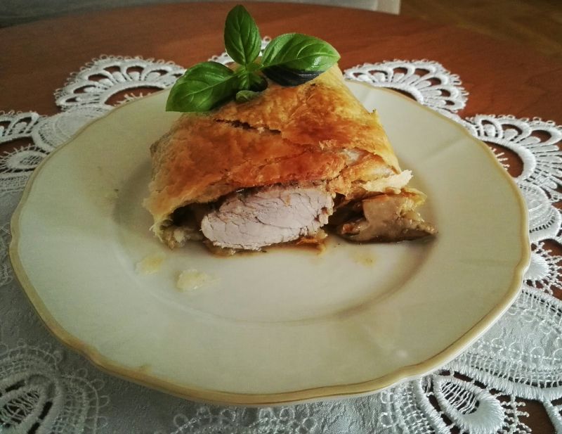 Polędwiczki z grzybami w cieście francuskim Polędwiczki z grzybami w cieście francuskim