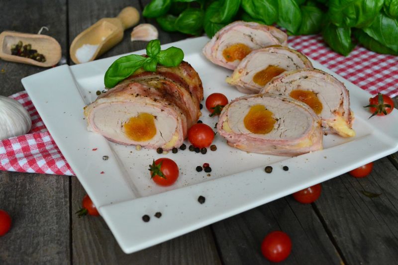 Polędwiczki z morelami otulone wędzonym boczkiem