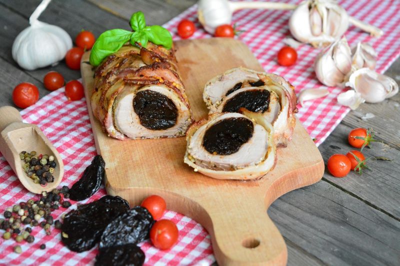 Polędwiczki ze śliwką w plastrach boczku