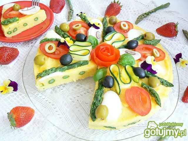 Polentowy torcik nadziewany szparagami