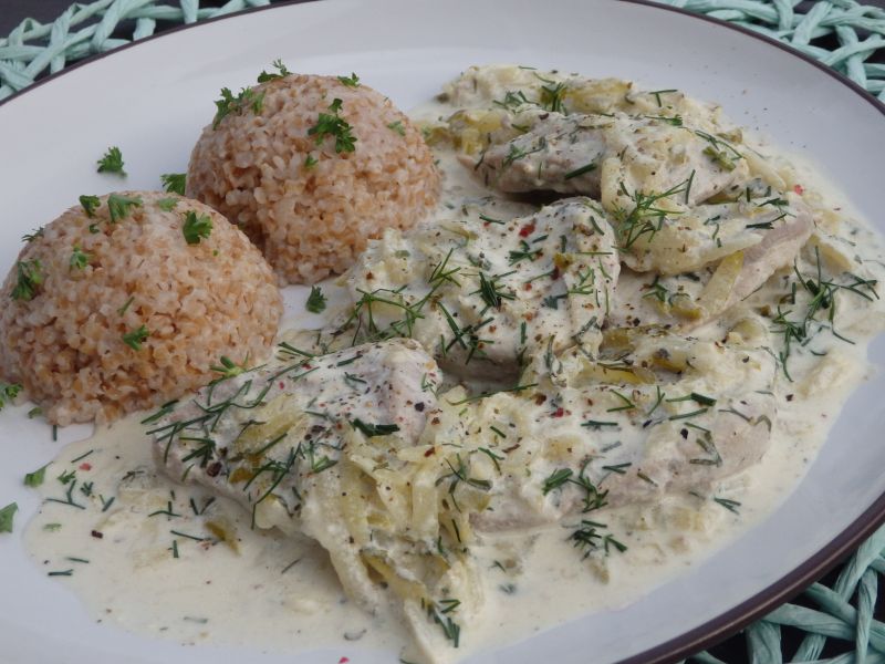 Polędwiczki duszone w sosie z ogórków małosolnych 