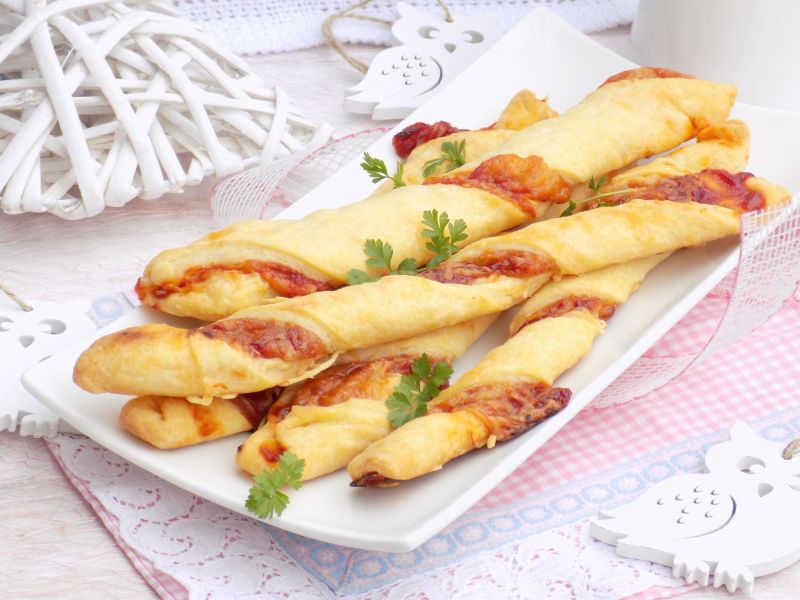 Półfrancuskie paluchy z serem żółtym i ketchupem Półfrancuskie paluchy z serem żółtym i ketchupem