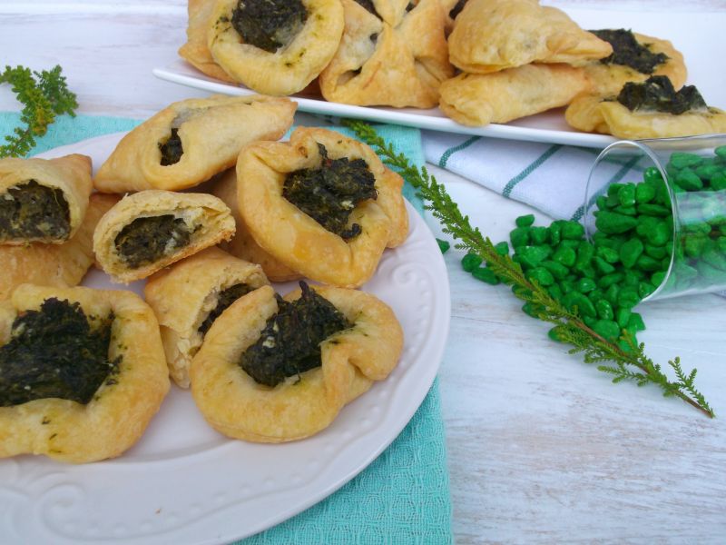 Półfrancuskie przekąski ze szpinakiem i serem feta