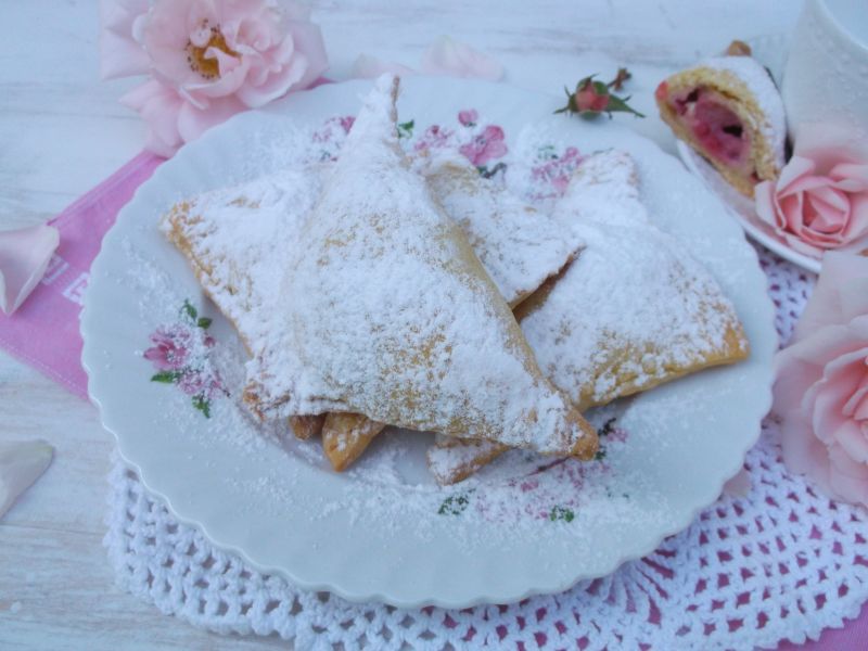 Półfrancuskie rożki z serem i malinami Półfrancuskie rożki z serem i malinami