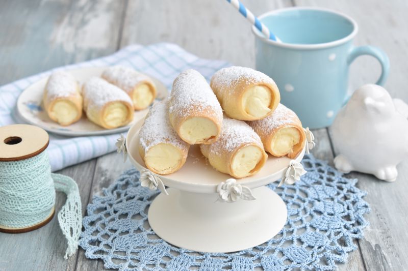 Półfrancuskie rurki z domowym kremem budyniowym