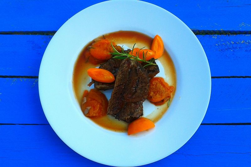 Policzki wołowe z morelami i rozmarynem Policzki wołowe z morelami i rozmarynem