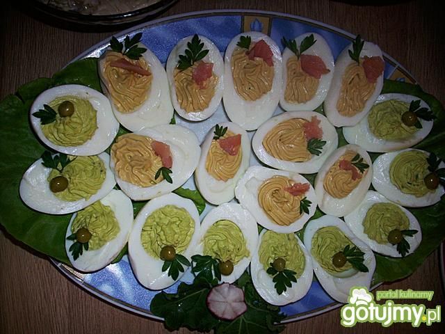 Półmisek faszerowanych jajek na kolorowo