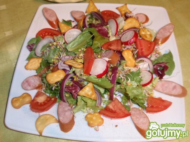 Półmisek sałaty z krakersami