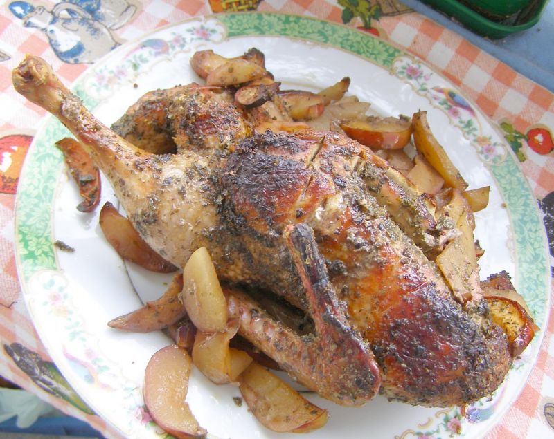 Połowa kaczki w jabłkach w rękawie pieczona