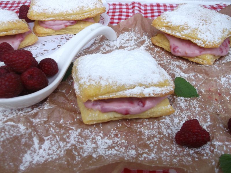 Półrancuskie ciastka z malinowym budyniem