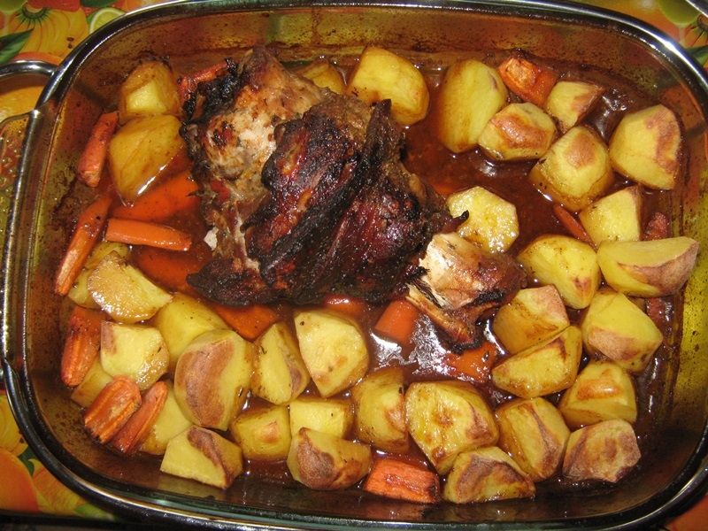 Polska golonka pieczona z warzywami Polska golonka pieczona z warzywami