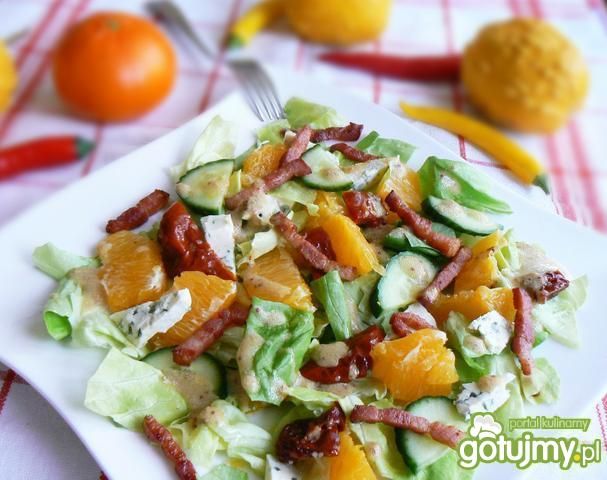 Pomarańczowa sałatka z serem lazur