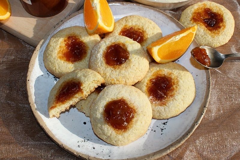 Pomarańczowe ciasteczka z kaszą manną i konfiturą Pomarańczowe ciasteczka z kaszą manną i konfiturą