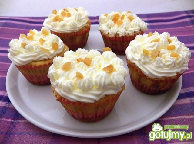 Pomarańczowe muffinki z bitą śmietaną