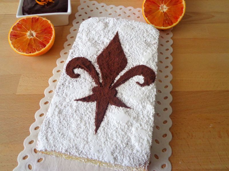 Pomarańczowe włoskie ciasto karnawałowe