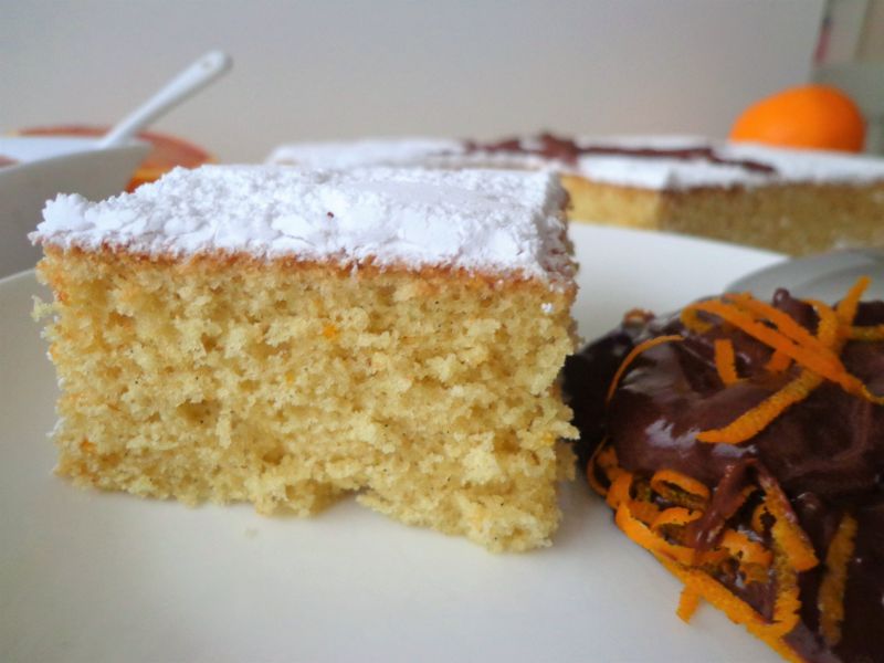 Pomarańczowe włoskie ciasto karnawałowe