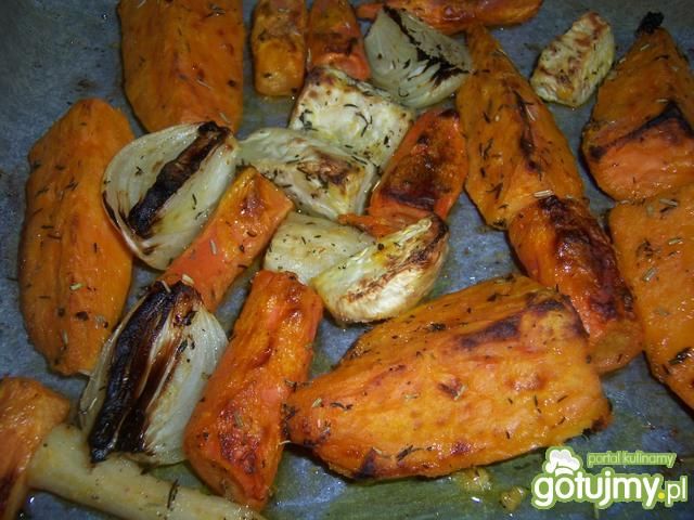 Pomarańczowo-białe pieczone warzywa