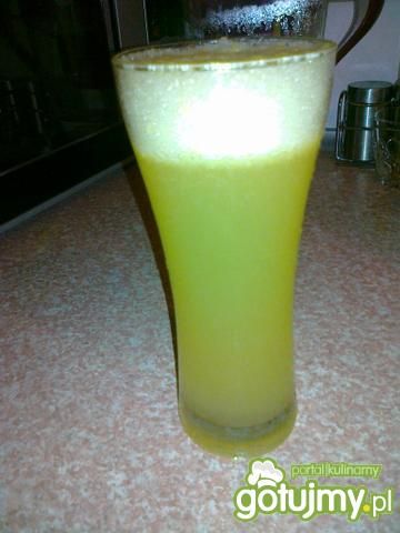 Pomarańczowo-grejpfrutowy napój gazowany