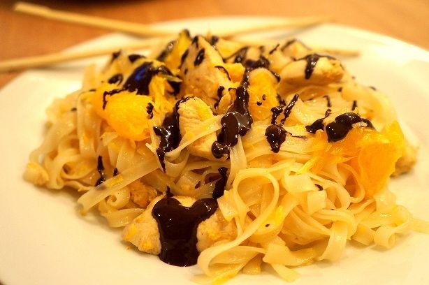 Pomarańczowo-imbirowy kurczak z makaronem ryzowym  Pomarańczowo-imbirowy kurczak z makaronem ryzowym