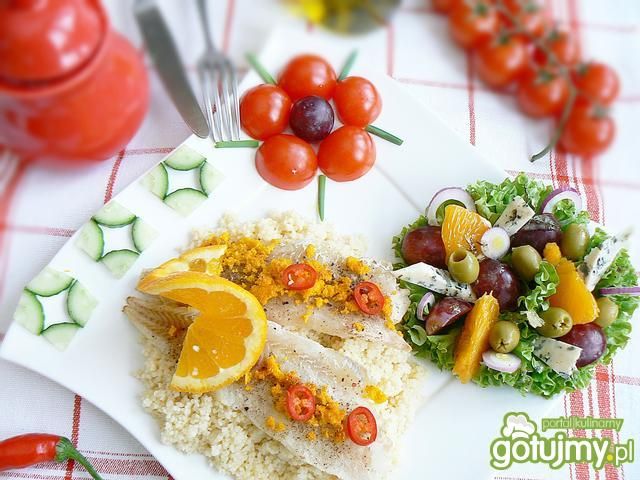 Pomarańczowy kuskus i mintaj z sałatą  Pomarańczowy kuskus i mintaj z sałatą