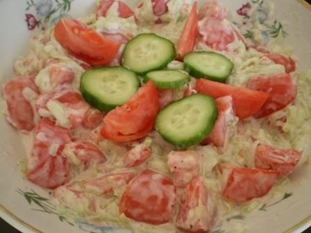 Pomidor i ogórek w sosie czosnkowym 	Pomidor i ogórek w sosie czosnkowym