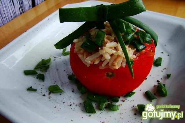 Pomidor nadziewany ryżem z tuńczykiem  Pomidor nadziewany ryżem z tuńczykiem