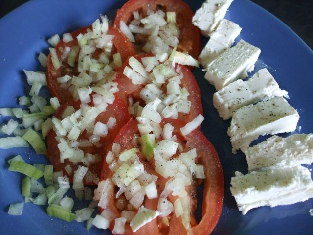 Pomidor z Fetą i cebulą