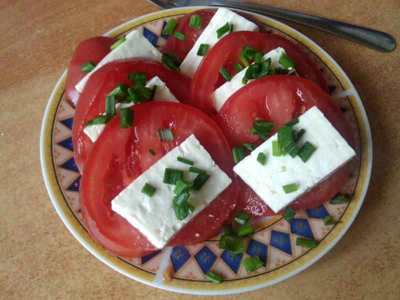 Pomidor z fetą i szczypiorem 