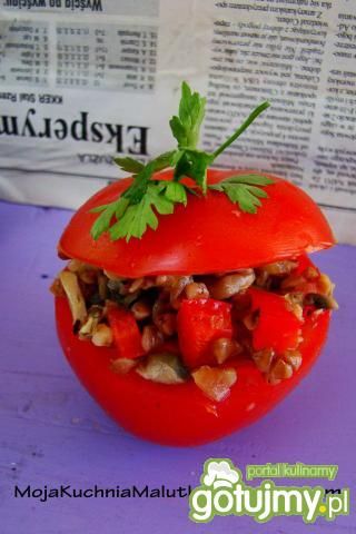 Pomidorek nadziewany kaszą z pieczarkami