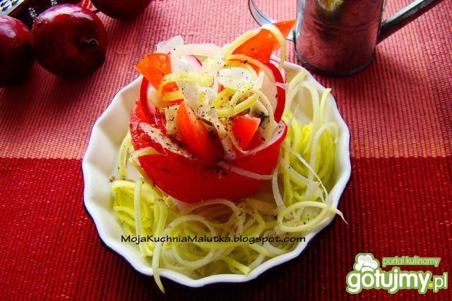 Pomidorek nadziewany niebieskim serem  Pomidorek nadziewany niebieskim serem