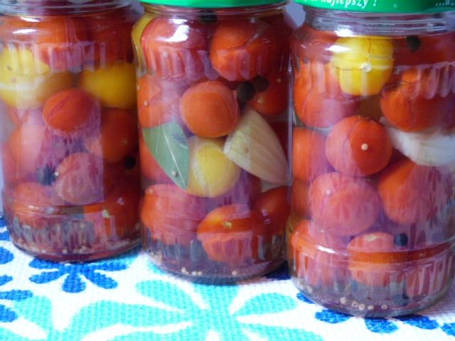 Pomidorki koktajlowe w kwaśnej zalewie Pomidorki koktajlowe w kwaśnej zalewie