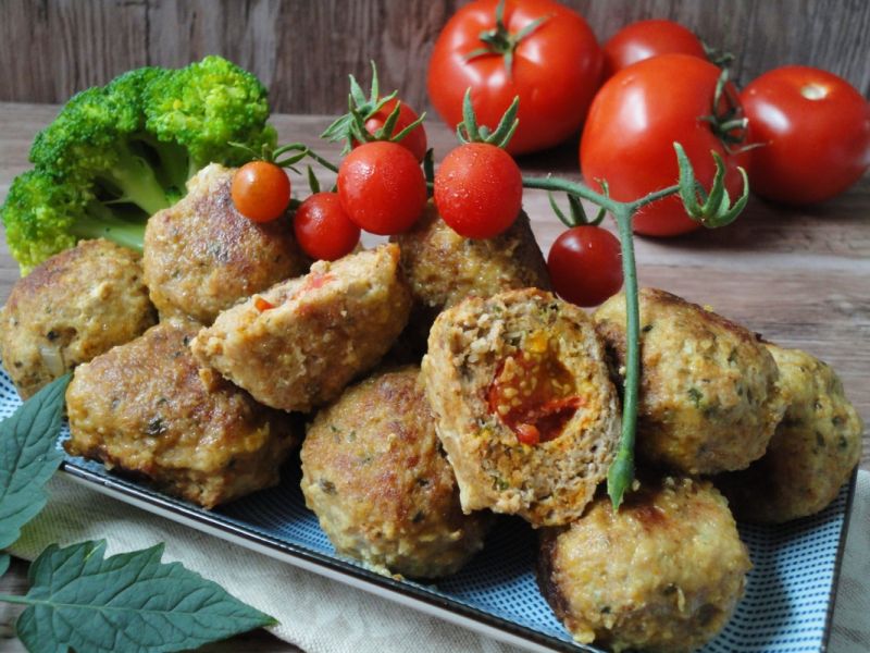 Pomidorki w mięsnym płaszczyku