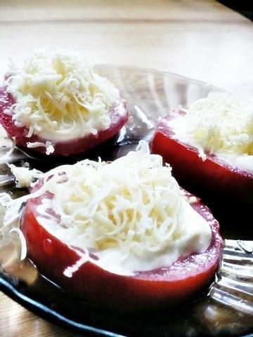 Pomidorki z czornkiem, majonezem i serem Pomidorki z czornkiem, majonezem i serem