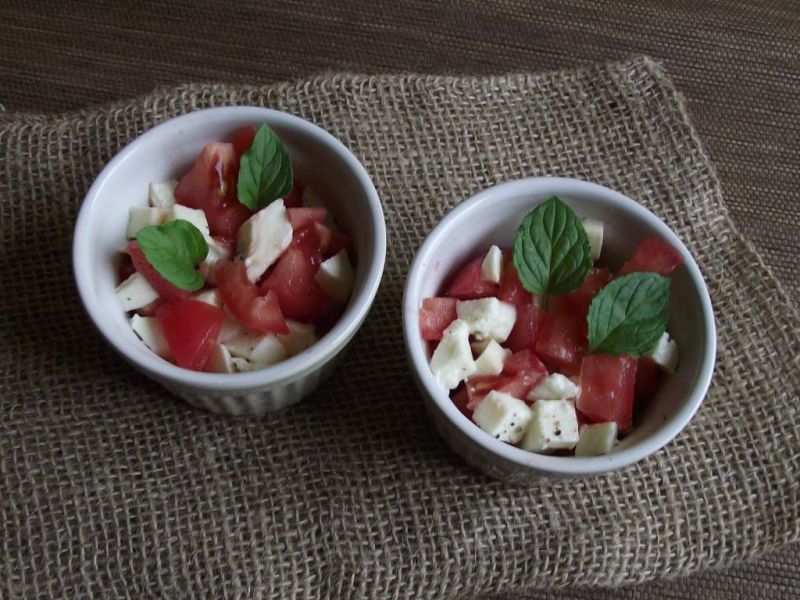 Pomidorki z mozzarellą i kolorowym pieprzem