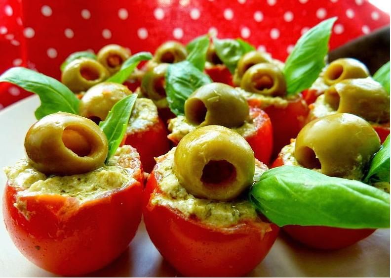 Pomidorki z ricottą i zielonym sosem pesto