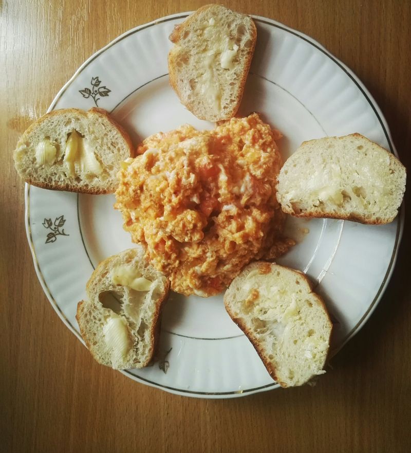 Pomidorowa jajecznica Pomidorowa jajecznica