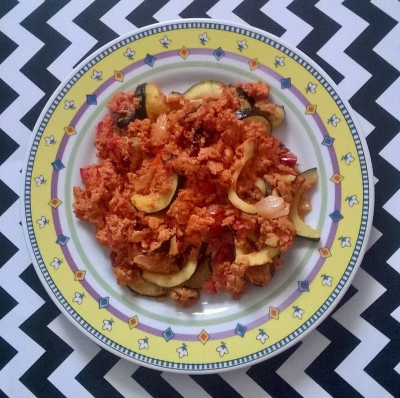 Pomidorowa jajecznica z cukinią i papryką