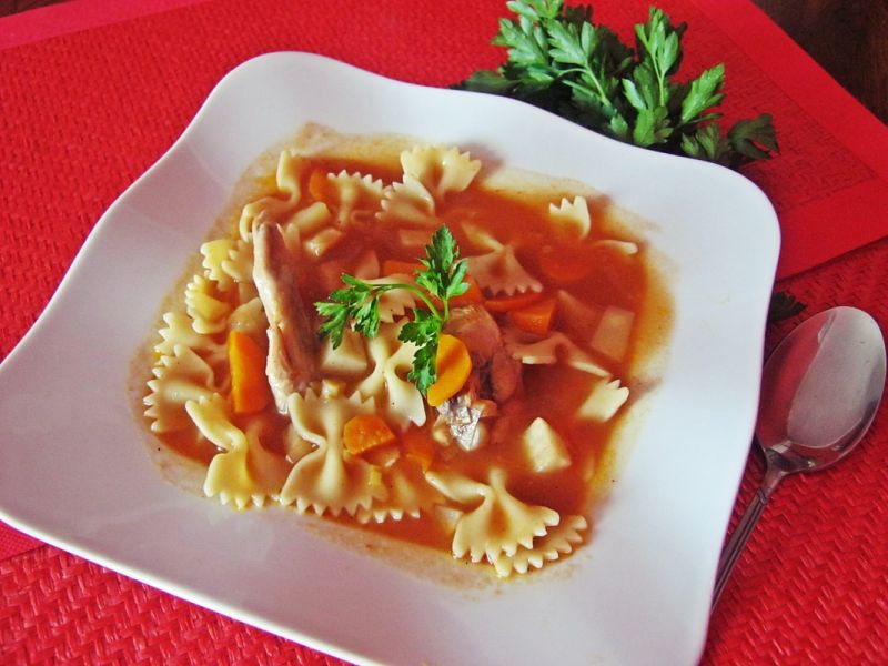 Pomidorowa na skrzydełkach z chilli