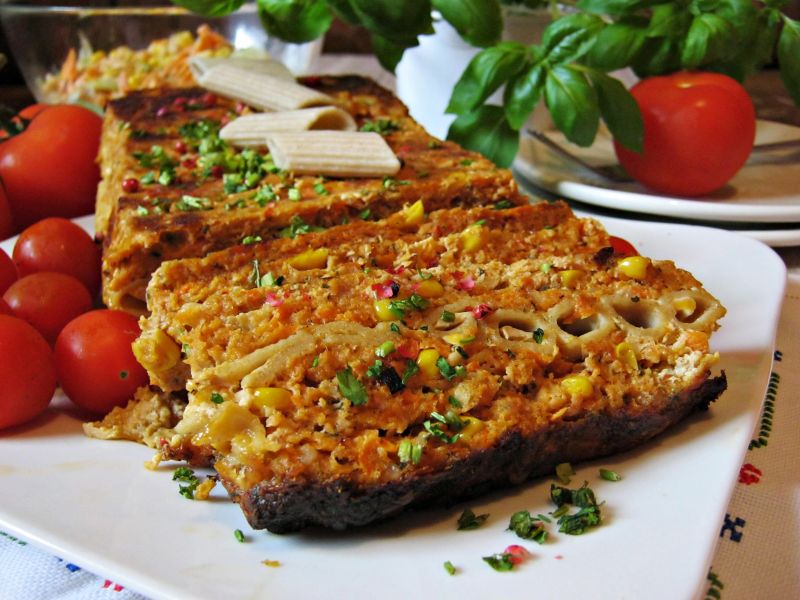 Pomidorowa pieczeń z warstwą makaronu penne