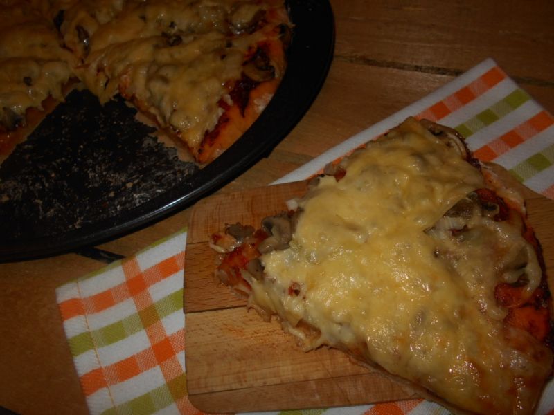 Pomidorowa pizza z pieczarkami