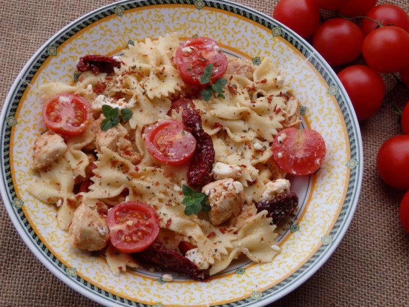 Pomidorowa sałatka makaronowa z kurczakiem